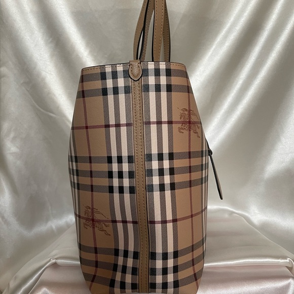 Burberry Lavenby Reversible Haymarket Tote - Picture 4 of 9